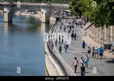 200517 -- PARIS, le 17 mai 2020 Xinhua -- les gens profitent des loisirs sur les rives de la Seine à Paris, France, le 17 mai 2020. Avec 483 décès supplémentaires liés au coronavirus enregistrés dimanche, la France a vu son bilan global de l’épidémie grimper à 28 108, a déclaré le ministère de la Santé. La France a prudemment assoupli le confinement de deux mois lundi afin de relancer son économie battue. Photo Aurelien Morissard/Xinhua FRANCE-PARIS-COVID-19-LOCKDOWN-EASE PUBLICATIONxNOTxINxCHN Banque D'Images