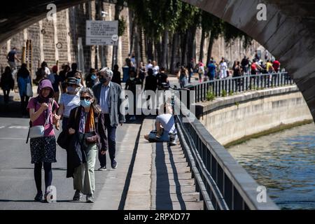 200517 -- PARIS, le 17 mai 2020 Xinhua -- les gens profitent des loisirs sur les rives de la Seine à Paris, France, le 17 mai 2020. Avec 483 décès supplémentaires liés au coronavirus enregistrés dimanche, la France a vu son bilan global de l’épidémie grimper à 28 108, a déclaré le ministère de la Santé. La France a prudemment assoupli le confinement de deux mois lundi afin de relancer son économie battue. Photo Aurelien Morissard/Xinhua FRANCE-PARIS-COVID-19-LOCKDOWN-EASE PUBLICATIONxNOTxINxCHN Banque D'Images