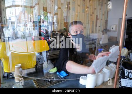 200518 -- LONDRES, le 18 mai 2020 Xinhua -- Un commis travaille dans un café à Londres, en Grande-Bretagne, le 17 mai 2020. Certains restaurants, cafés et autres magasins de restauration en Grande-Bretagne ont progressivement repris leurs activités avec des mesures préventives telles que le maintien de la distanciation sociale après que le gouvernement britannique ait publié une stratégie d’assouplissement progressif du nouveau confinement du coronavirus. Photo de Tim Ireland/Xinhua BRITAIN-LONDRES-COVID-19-RESTAURANT-ROPENING PUBLICATIONxNOTxINxCHN Banque D'Images