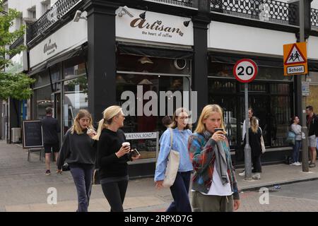 200518 -- LONDRES, le 18 mai 2020 Xinhua -- des gens passent devant un café à Londres, Grande-Bretagne, le 17 mai 2020. Certains restaurants, cafés et autres magasins de restauration en Grande-Bretagne ont progressivement repris leurs activités avec des mesures préventives telles que le maintien de la distanciation sociale après que le gouvernement britannique ait publié une stratégie d’assouplissement progressif du nouveau confinement du coronavirus. Photo de Tim Ireland/Xinhua BRITAIN-LONDRES-COVID-19-RESTAURANT-ROPENING PUBLICATIONxNOTxINxCHN Banque D'Images