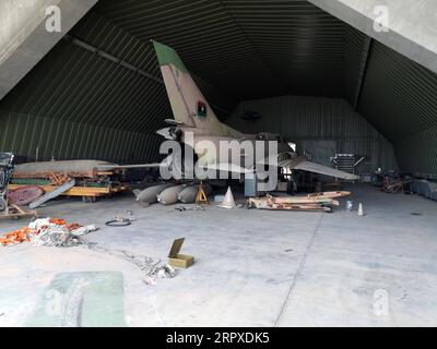 200518 -- TRIPOLI, le 18 mai 2020 Xinhua -- la photo prise le 18 mai 2020 montre un avion de chasse de l'armée basée à l'est dans la base aérienne de Watya, à environ 140 km au Sud-Ouest de Tripoli, en Libye. Le gouvernement libyen soutenu par l'ONU a annoncé lundi le rachat d'une base aérienne majeure de l'armée rivale basée à l'est dans le sud-ouest de la Libye. Photo de Hamza Turkia/Xinhua LIBYA-TRIPOLI-BASE AÉRIENNE-PRISE DE CONTRÔLE DE PUBLICATIONxNOTxINxCHN Banque D'Images