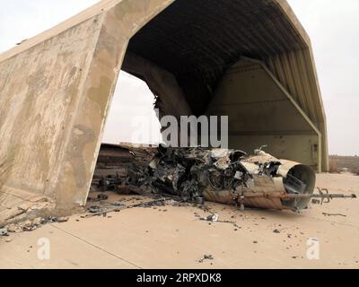 Actualités Bilder des Tages 200518 -- TRIPOLI, le 18 mai 2020 Xinhua -- une photo prise le 18 mai 2020 montre un avion de combat détruit par des frappes aériennes des forces gouvernementales soutenues par l'ONU sur la base aérienne de Watya, à environ 140 km au Sud-Ouest de Tripoli, en Libye. Le gouvernement libyen soutenu par l'ONU a annoncé lundi le rachat d'une base aérienne majeure de l'armée rivale basée à l'est dans le sud-ouest de la Libye. Photo de Hamza Turkia/Xinhua LIBYA-TRIPOLI-BASE AÉRIENNE-PRISE DE CONTRÔLE DE PUBLICATIONxNOTxINxCHN Banque D'Images