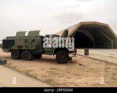 200518 -- TRIPOLI, le 18 mai 2020 Xinhua -- une photo prise le 18 mai 2020 montre un véhicule militaire de l'armée basée à l'est dans la base aérienne de Watya, à environ 140 km au Sud-Ouest de Tripoli, en Libye. Le gouvernement libyen soutenu par l'ONU a annoncé lundi le rachat d'une base aérienne majeure de l'armée rivale basée à l'est dans le sud-ouest de la Libye. Photo de Hamza Turkia/Xinhua LIBYA-TRIPOLI-BASE AÉRIENNE-PRISE DE CONTRÔLE DE PUBLICATIONxNOTxINxCHN Banque D'Images