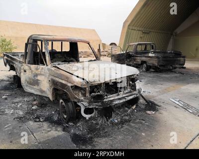 200518 -- TRIPOLI, le 18 mai 2020 Xinhua -- une photo prise le 18 mai 2020 montre des véhicules militaires détruits dans la base aérienne de Watya, à environ 140 km au Sud-Ouest de Tripoli, en Libye. Le gouvernement libyen soutenu par l'ONU a annoncé lundi le rachat d'une base aérienne majeure de l'armée rivale basée à l'est dans le sud-ouest de la Libye. Photo de Hamza Turkia/Xinhua LIBYA-TRIPOLI-BASE AÉRIENNE-PRISE DE CONTRÔLE DE PUBLICATIONxNOTxINxCHN Banque D'Images