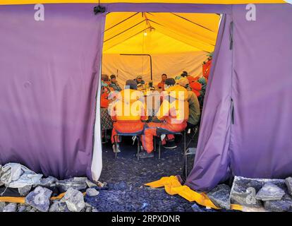 200519 -- BEIJING, le 19 mai 2020 -- les membres de l'équipe assistent à une réunion au camp de l'avant-garde à une altitude de 6 500 mètres sur le mont Qomolangma, le 18 mai 2020. L’équipe chinoise d’alpinisme a publié lundi une liste de 12 personnes, dont deux géomètres, qui grimperont au sommet du mont Qomolangma. PHOTOS XINHUA DU JOUR TashixTsering PUBLICATIONxNOTxINxCHN Banque D'Images