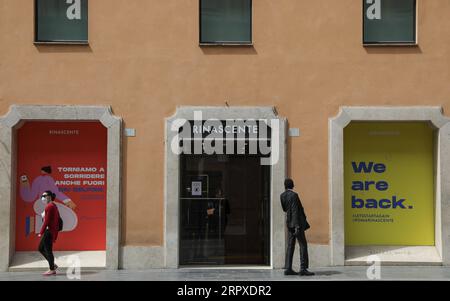 200518 -- ROME, le 18 mai 2020 -- réouverture du grand magasin Rinascente à Rome, Italie, le 18 mai 2020. Lundi, le troisième et plus grand assouplissement du confinement de dix semaines est entré en vigueur. Magasins, restaurants, bars, salons de coiffure, salons de beauté, les musées et les exploitants de bord de mer sont tous autorisés à rouvrir, à condition de respecter les règles de distanciation sociale entre le personnel et les membres du public et de désinfection des installations. Les Italiens sont également autorisés à se déplacer dans la région où ils vivent. ITALIE-ROME-COVID-19-ASSOUPLISSEMENT DU CONFINEMENT ChengxTingting PUBLICATIONxNOTxINxCHN Banque D'Images