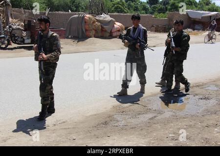 200519 -- KUNDUZ, le 19 mai 2020 -- des membres des forces de sécurité afghanes marchent pendant les combats à Kunduz, Afghanistan, le 19 mai 2020. Au moins 12 personnes, pour la plupart des militants, ont été tuées mardi dans une explosion de moto et des combats dans la province de Kunduz, au nord du pays, a déclaré un responsable. Photo de /Xinhua AFGHANISTAN-KUNDUZ-MOTO BLAST-FIGHTING AjmalxKakar PUBLICATIONxNOTxINxCHN Banque D'Images