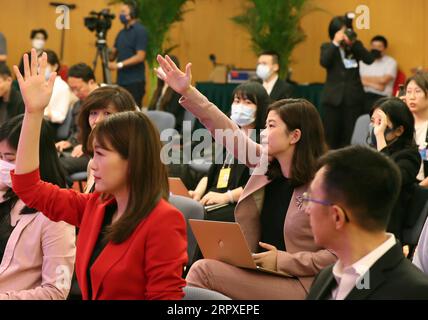 200520 -- BEIJING, le 20 mai 2020 -- des journalistes lèvent la main pour poser des questions lors d'une conférence de presse de la troisième session de la 13e Conférence consultative politique du peuple chinois (CCPPC) par liaison vidéo à Beijing, capitale de la Chine, le 20 mai 2020. Le Comité national de la CCPPC a tenu une conférence de presse mercredi après-midi, avant la session annuelle de l organe consultatif politique supérieur. Guo Weimin, porte-parole de la troisième session du 13e Comité national de la CPPCC, a informé les médias de la session et a répondu aux questions par liaison vidéo en raison de la riposte à l’épidémie Banque D'Images
