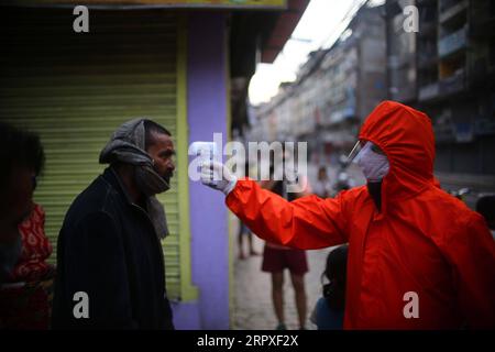 200520 -- KATMANDOU, le 20 mai 2020 -- Un homme mesure la température corporelle d'un homme à Katmandou, Népal, le 19 mai 2020. Avec un ajout de 27 nouveaux cas confirmant mardi, le nombre de cas de COVID-19 au Népal a franchi la barre des 400, a déclaré le ministère de la Santé et de la population du pays. Photo de /Xinhua NEPAL-KATHMANDU-COVID-19 SulavxShrestha PUBLICATIONxNOTxINxCHN Banque D'Images