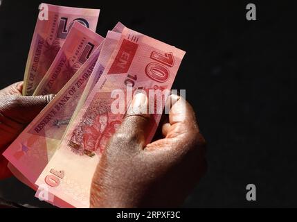 200520 -- HARARE, le 20 mai 2020 Xinhua -- Un client compte les billets retirés d'une banque à Harare, au Zimbabwe, le 20 mai 2020. Le nouveau billet de 10 dollars du Zimbabwe a commencé à circuler mardi alors que le pays d'Afrique australe lutte contre une inflation élevée et des pénuries de liquidités. Photo de Shaun Jusa/Xinhua ZIMBABWE-HARARE-NEW BANKBILLET-CIRCULATION PUBLICATIONxNOTxINxCHN Banque D'Images