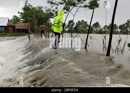 200520 -- KHULNA BANGLADESH, 20 mai 2020 Xinhua -- une photo prise le 20 mai 2020 montre l'impact du cyclone Amphan dans le district de Khulna, à quelque 200 km de Dhaka, au Bangladesh. Mercredi, le Bangladesh a élevé son signal de danger de tempête au plus haut niveau de 10 alors que le très grave cyclone Amphan formé dans le golfe du Bengale se dirige vers ses côtes. Str/Xinhua BANGLADESH-KHULNA-CYCLONE AMPHAN PUBLICATIONxNOTxINxCHN Banque D'Images