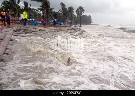 200520 -- KHULNA BANGLADESH, 20 mai 2020 Xinhua -- une photo prise le 20 mai 2020 montre l'impact du cyclone Amphan dans le district de Khulna, à quelque 200 km de Dhaka, au Bangladesh. Mercredi, le Bangladesh a élevé son signal de danger de tempête au plus haut niveau de 10 alors que le très grave cyclone Amphan formé dans le golfe du Bengale se dirige vers ses côtes. Str/Xinhua BANGLADESH-KHULNA-CYCLONE AMPHAN PUBLICATIONxNOTxINxCHN Banque D'Images