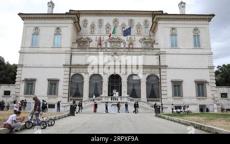 200521 -- ROME, le 21 mai 2020 -- les visiteurs font la queue pour entrer dans la Galleria Borghese à Rome, Italie, le 20 mai 2020. Les principaux musées et sites culturels italiens établissent des plans pour la phase post-confinement ces jours-ci, selon des protocoles de sécurité stricts pour éviter la contagion du coronavirus, et espèrent une nouvelle relation avec les visiteurs. ITALIE-ROME-MUSEUMS-POST-CONFINEMENT CHENGXTINGTING PUBLICATIONXNOTXINXCHN Banque D'Images