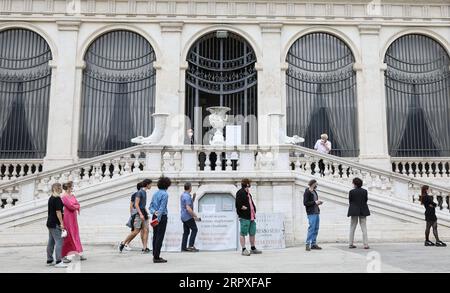 200521 -- ROME, le 21 mai 2020 -- les visiteurs font la queue pour entrer dans la Galleria Borghese à Rome, Italie, le 20 mai 2020. Les principaux musées et sites culturels italiens établissent des plans pour la phase post-confinement ces jours-ci, selon des protocoles de sécurité stricts pour éviter la contagion du coronavirus, et espèrent une nouvelle relation avec les visiteurs. ITALIE-ROME-MUSEUMS-POST-CONFINEMENT CHENGXTINGTING PUBLICATIONXNOTXINXCHN Banque D'Images