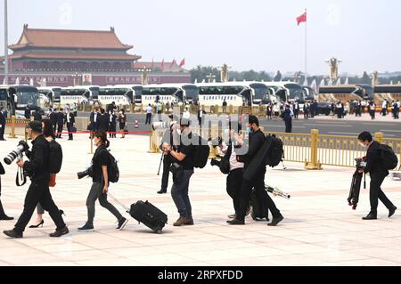 200521 -- BEIJING, le 21 mai 2020 -- des journalistes se dirigent vers la Grande salle du peuple pour la séance d'ouverture de la troisième session du 13e Comité national de la Conférence consultative politique du peuple chinois (CCPPC) à Beijing, capitale de la Chine, le 21 mai 2020. DEUX SESSIONSCHINA-BEIJING-CPPCC-SESSION ANNUELLE-OUVERTURE CN CHENXYEHUA PUBLICATIONXNOTXINXCHN Banque D'Images