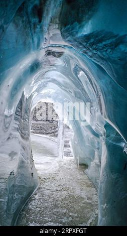 200521 -- CAMP DE BASE DU MONT QOMOLANGMA, le 21 mai 2020 -- une grotte de glace est vue sur le chemin du camp avancé à une altitude de 6 500 mètres sur le mont Qomolangma, le 20 mai 2020. InTibetchina-MOUNT QOMOLANGMA-VIEWS CN JigmexDorje PUBLICATIONxNOTxINxCHN Banque D'Images