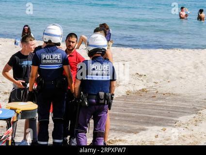 200521 -- CANNES , le 21 mai 2020 Xinhua -- des policiers discutent avec des gens au bord de la mer dans le sud de la France Cannes, le 21 mai 2020. La France a vu jeudi le nombre de morts du coronavirus augmenter à 28 215 avec 83 nouveaux décès au cours des dernières 24 heures, inférieur à mercredi 110, selon les chiffres publiés par le ministère de la Santé du pays. Jeudi, 318 nouveaux cas positifs ont été détectés, portant le total des cas confirmés à 144 163. Photo de Serge Haouzi/Xinhua FRANCE-CANNES-COVID-19-CAS PUBLICATIONxNOTxINxCHN Banque D'Images