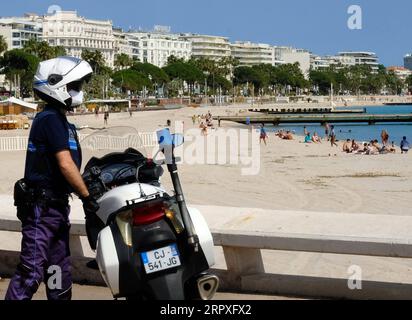 200521 -- CANNES , le 21 mai 2020 Xinhua -- Un policier patrouille au bord de la mer dans le sud de la France, Cannes, le 21 mai 2020. La France a vu jeudi le nombre de morts du coronavirus augmenter à 28 215 avec 83 nouveaux décès au cours des dernières 24 heures, inférieur à mercredi 110, selon les chiffres publiés par le ministère de la Santé du pays. Jeudi, 318 nouveaux cas positifs ont été détectés, portant le total des cas confirmés à 144 163. Photo de Serge Haouzi/Xinhua FRANCE-CANNES-COVID-19-CAS PUBLICATIONxNOTxINxCHN Banque D'Images