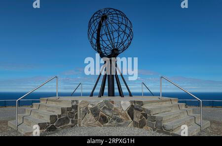 Le Cap Nord norvégien est le point le plus septentrional de la Norvège et est situé à 71 degrés de latitude et est une attraction touristique populaire. Banque D'Images