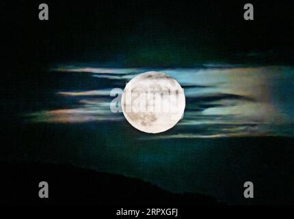 Super Blue Full Moon se levant au-dessus des montagnes Rocheuses, Salida, Colorado, USA Banque D'Images