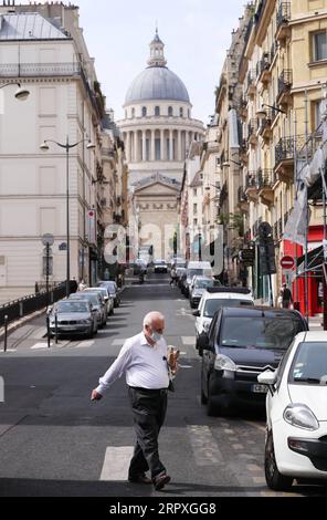 200522 -- PARIS, le 22 mai 2020 -- Un homme portant un masque passe devant le Panthéon à Paris, France, le 22 mai 2020. La France a décidé d’organiser le deuxième tour retardé des élections municipales le 28 juin, qui, selon le Premier ministre Edouard Philippe vendredi, est réversible si la situation de l’épidémie de coronavirus se retourne contre elle. FRANCE-PARIS-COVID-19-ÉLECTIONS MUNICIPALES GaoxJing PUBLICATIONxNOTxINxCHN Banque D'Images