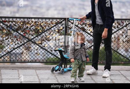 200522 -- PARIS, le 22 mai 2020 -- Une petite fille joue avec son père au Montmartre à Paris, France, le 22 mai 2020. La France a décidé d’organiser le deuxième tour retardé des élections municipales le 28 juin, qui, selon le Premier ministre Edouard Philippe vendredi, est réversible si la situation de l’épidémie de coronavirus se retourne contre elle. FRANCE-PARIS-COVID-19-ÉLECTIONS MUNICIPALES GaoxJing PUBLICATIONxNOTxINxCHN Banque D'Images