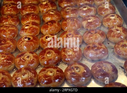 200523 -- ANKARA, le 23 mai 2020 -- le dessert turc traditionnel sekerpare est exposé dans une boulangerie à Ankara, en Turquie, le 22 mai 2020. Les Turcs aiment manger toutes sortes de desserts à l'Iftar, le repas du soir où les musulmans rompent leur jeûne pendant le mois islamique du Ramadan. Photo de /Xinhua TURQUIE-ANKARA-DESSERTS TRADITIONNELS MustafaxKaya PUBLICATIONxNOTxINxCHN Banque D'Images