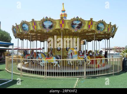 200524 -- GOUVERNORAT D'HAWALLI, 24 mai 2020 Xinhua -- une photo prise le 24 mai 2020 montre un parc d'attractions vide pendant le festival de l'Eid al-Fitr en raison de l'impact du COVID-19 dans le Gouvernorat d'Hawalli, au Koweït. Le gouvernement koweïtien a imposé un couvre-feu complet dans le pays pour freiner l’augmentation rapide des cas de coronavirus. Photo Asad/Xinhua KUWAIT-HAWALLI GOVERNORATE-COVID-19-EID AL-FITR PUBLICATIONxNOTxINxCHN Banque D'Images