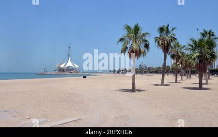 200524 -- GOUVERNORAT D'HAWALLI, 24 mai 2020 Xinhua -- une photo prise le 24 mai 2020 montre une plage vide pendant le festival de l'Eid al-Fitr en raison de l'impact du COVID-19 dans le Gouvernorat d'Hawalli, au Koweït. Le gouvernement koweïtien a imposé un couvre-feu complet dans le pays pour freiner l’augmentation rapide des cas de coronavirus. Photo Asad/Xinhua KUWAIT-HAWALLI GOVERNORATE-COVID-19-EID AL-FITR PUBLICATIONxNOTxINxCHN Banque D'Images