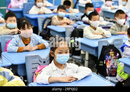 200525 -- GUIYANG, le 25 mai 2020 -- des élèves fréquentent une classe dans une école primaire à Guiyang, dans la province du Guizhou, dans le sud-ouest de la Chine, le 25 mai 2020. Les écoles primaires de Guiyang reprennent progressivement les cours. CHINE-GUIYANG-L'ÉCOLE PRIMAIRE-RÉOUVERTURE CN YANGXWENBIN PUBLICATIONXNOTXINXCHN Banque D'Images