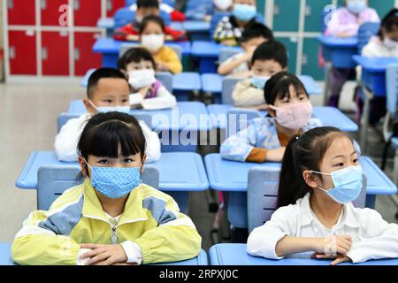 200525 -- GUIYANG, le 25 mai 2020 -- des élèves fréquentent une classe dans une école primaire à Guiyang, dans la province du Guizhou, dans le sud-ouest de la Chine, le 25 mai 2020. Les écoles primaires de Guiyang reprennent progressivement les cours. CHINE-GUIYANG-L'ÉCOLE PRIMAIRE-RÉOUVERTURE CN YANGXWENBIN PUBLICATIONXNOTXINXCHN Banque D'Images