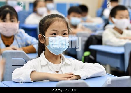 200525 -- GUIYANG, le 25 mai 2020 -- des élèves fréquentent une classe dans une école primaire à Guiyang, dans la province du Guizhou, dans le sud-ouest de la Chine, le 25 mai 2020. Les écoles primaires de Guiyang reprennent progressivement les cours. CHINE-GUIYANG-L'ÉCOLE PRIMAIRE-RÉOUVERTURE CN YANGXWENBIN PUBLICATIONXNOTXINXCHN Banque D'Images