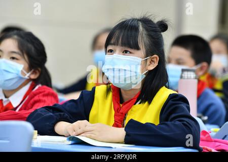 200525 -- GUIYANG, le 25 mai 2020 -- des élèves fréquentent une classe dans une école primaire à Guiyang, dans la province du Guizhou, dans le sud-ouest de la Chine, le 25 mai 2020. Les écoles primaires de Guiyang reprennent progressivement les cours. CHINE-GUIYANG-L'ÉCOLE PRIMAIRE-RÉOUVERTURE CN YANGXWENBIN PUBLICATIONXNOTXINXCHN Banque D'Images