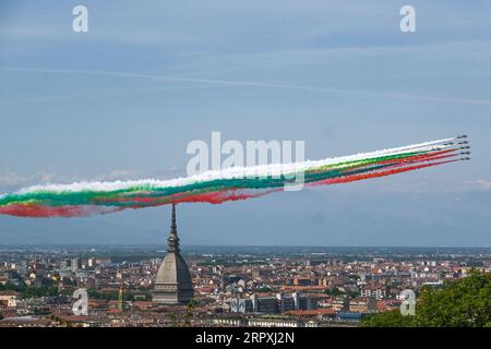 200525 -- TURIN ITALIE, 25 mai 2020 Xinhua -- l'équipe de voltige italienne Frecce Tricolori joue sur Turin, Italie, le 25 mai 2020. L'équipe de voltige italienne Frecce Tricolori a commencé lundi une série de survols à travers l'Italie pour le 74e anniversaire du jour de la République et en signe d'unité et de solidarité. 92 autres patients COVID-19 sont décédés au cours des dernières 24 heures en Italie, portant le bilan du pays à 32 877 cas sur 230 158 d’infection, a déclaré lundi le Département de la protection civile. Photo de Federico Tardito/Xinhua ITALIE-TURIN-SURVOL PUBLICATIONxNOTxINxCHN Banque D'Images