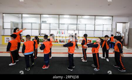 200525 -- GUIYANG, le 25 mai 2020 -- les élèves gardent des distances en se rassemblant à l'intérieur d'une école primaire à Guiyang, dans la province du Guizhou, au sud-ouest de la Chine, le 25 mai 2020. Les écoles primaires de Guiyang reprennent progressivement les cours. CHINE-GUIYANG-L'ÉCOLE PRIMAIRE-RÉOUVERTURE CN OUXDONGQU PUBLICATIONXNOTXINXCHN Banque D'Images