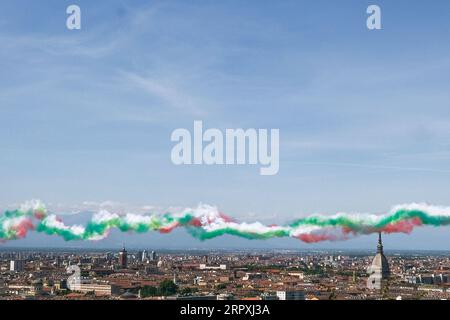 200525 -- TURIN ITALIE, 25 mai 2020 Xinhua -- l'équipe de voltige italienne Frecce Tricolori teint le ciel avec des fumées tricolores au-dessus de Turin, Italie, le 25 mai 2020. L'équipe de voltige italienne Frecce Tricolori a commencé lundi une série de survols à travers l'Italie pour le 74e anniversaire du jour de la République et en signe d'unité et de solidarité. 92 autres patients COVID-19 sont décédés au cours des dernières 24 heures en Italie, portant le bilan du pays à 32 877 cas sur 230 158 d’infection, a déclaré lundi le Département de la protection civile. Photo de Federico Tardito/Xinhua ITALIE-TURIN-SURVOL PUBLICATIONxNO Banque D'Images