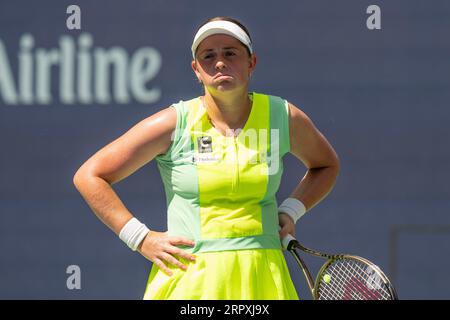 Jelena Ostapenko, de Lettonie, réagit lors du tour de quart de finale contre Coco Gauff, des États-Unis, aux US Open Championships au Billie Jean King tennis Center à New York, le 5 septembre 2023 Banque D'Images