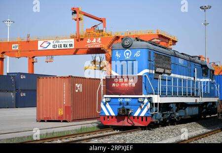 200526 -- PÉKIN, le 26 mai 2020 -- Un train de marchandises Chine-Europe se prépare à partir pour Barcelone en Espagne, à Xi an, dans la province du Shaanxi du nord-ouest de la Chine, le 8 avril 2020. Xinhua Headlines : la reprise de la production chinoise stimule la coopération de la BRI, alimente la croissance mondiale LixYibo PUBLICATIONxNOTxINxCHN Banque D'Images