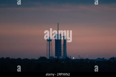 200527 -- CAPE CANAVERAL É.-U., 27 mai 2020 -- Une fusée SpaceX Falcon 9 avec vaisseau spatial Crew Dragon à bord est vue sur la rampe de lancement au lever du soleil, au Kennedy Space Center de la NASA en Floride, aux États-Unis, le 27 mai 2020. La NASA et SpaceX ont reporté mercredi le lancement historique de deux astronautes dans l'espace depuis le Kennedy Space Center de la NASA en Floride en raison du mauvais temps. Joel Kowsky/NASA/document via Xinhua U.S.-FLORIDA-KENNEDY SPACE CENTER-SPACEX-LAUNCH REPORTER NASA/JoelxKowsky PUBLICATIONxNOTxINxCHN Banque D'Images