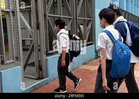 200527 -- HONG KONG, le 27 mai 2020 Xinhua -- des élèves entrent dans un collège à Tsuen WAN, dans les nouveaux Territoires occidentaux du sud de la Chine, Hong Kong, le 27 mai 2020. Les écoles de Hong Kong rouvriront progressivement depuis mercredi, comme annoncé précédemment. Xinhua/Lo Ping FAI CHINE-HONG KONG-ÉCOLES-RÉOUVERTURE CN PUBLICATIONxNOTxINxCHN Banque D'Images