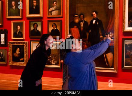 200528 -- WELLINGTON, le 28 mai 2020 -- Un visiteur prend un selfie avec la première ministre néo-zélandaise Jacinda Ardern L au musée national te Papa rouvert à Wellington, en Nouvelle-Zélande, le 28 mai 2020. Le musée national de Nouvelle-Zélande te Papa a rouvert jeudi après avoir fermé pendant plus de deux mois pour protéger le public du risque de COVID-19. Le musée national a fermé le 20 mars. La fermeture de 68 jours est la plus longue de l histoire du musée. Jeudi à te Papa, la première ministre Jacinda Ardern a annoncé que le musée recevra 18 millions de dollars néo-zélandais 11 dollars américains supplémentaires de gove Banque D'Images