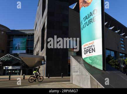 200528 -- WELLINGTON, le 28 mai 2020 -- Un homme passe devant le musée national te Papa rouvert à Wellington, en Nouvelle-Zélande, le 28 mai 2020. Le musée national de Nouvelle-Zélande te Papa a rouvert jeudi après avoir fermé pendant plus de deux mois pour protéger le public du risque de COVID-19. Le musée national a fermé le 20 mars. La fermeture de 68 jours est la plus longue de l histoire du musée. NOUVELLE-ZÉLANDE-WELLINGTON-NATIONAL MUSEUM-RÉOUVERTURE GUOXLEI PUBLICATIONXNOTXINXCHN Banque D'Images