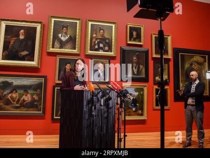 200528 -- WELLINGTON, le 28 mai 2020 -- la première ministre néo-zélandaise Jacinda Ardern L prend la parole lors d'une conférence de presse à la galerie d'art du musée national te Papa à Wellington, en Nouvelle-Zélande, le 28 mai 2020. Le musée national de Nouvelle-Zélande te Papa a rouvert jeudi après avoir fermé pendant plus de deux mois pour protéger le public du risque de COVID-19. NOUVELLE-ZÉLANDE-WELLINGTON-NATIONAL MUSEUM-RÉOUVERTURE GUOXLEI PUBLICATIONXNOTXINXCHN Banque D'Images