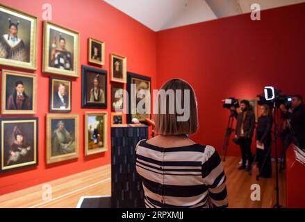 200528 -- WELLINGTON, le 28 mai 2020 -- le personnel et les journalistes attendent la première ministre de la Nouvelle-Zélande Jacinda Ardern à la galerie d'art du musée national te Papa à Wellington, en Nouvelle-Zélande, le 28 mai 2020. Le musée national de Nouvelle-Zélande te Papa a rouvert jeudi après avoir fermé pendant plus de deux mois pour protéger le public du risque de COVID-19. NOUVELLE-ZÉLANDE-WELLINGTON-NATIONAL MUSEUM-RÉOUVERTURE GUOXLEI PUBLICATIONXNOTXINXCHN Banque D'Images