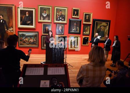 200528 -- WELLINGTON, le 28 mai 2020 -- la première ministre néo-zélandaise Jacinda Ardern C prend la parole lors d'une conférence de presse à la galerie d'art du musée national te Papa à Wellington, en Nouvelle-Zélande, le 28 mai 2020. Le musée national de Nouvelle-Zélande te Papa a rouvert jeudi après avoir fermé pendant plus de deux mois pour protéger le public du risque de COVID-19. NOUVELLE-ZÉLANDE-WELLINGTON-NATIONAL MUSEUM-RÉOUVERTURE GUOXLEI PUBLICATIONXNOTXINXCHN Banque D'Images