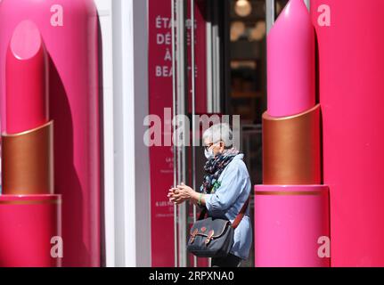 200529 -- PARIS, le 29 mai 2020 -- Un client utilise du gel hydroalcoolique à l'entrée du grand magasin Printemps rouvert sur le boulevard Haussman à Paris, France, le 29 mai 2020. La France va poursuivre le relâchement du confinement anti-coronavirus à partir du 2 juin, levant la restriction de déplacement de 100 km et permettant la réouverture des commerces, parcs et plages non essentiels, a annoncé jeudi le Premier ministre Edouard Philippe. Jeudi, la France comptait 15 208 personnes hospitalisées avec le COVID-19, 472 en baisse par rapport à la veille. Le nombre de patients en soins intensifs a chuté de 72 à 1 429. Fatalitie liée au coronavirus Banque D'Images