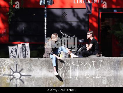 200529 -- PARIS, le 29 mai 2020 -- les gens profitent du soleil au bord du Canal Saint-Martin à Paris, France, le 29 mai 2020. La France va poursuivre le relâchement du confinement anti-coronavirus à partir du 2 juin, levant la restriction de déplacement de 100 km et permettant la réouverture des commerces, parcs et plages non essentiels, a annoncé jeudi le Premier ministre Edouard Philippe. FRANCE-PARIS-COVID-19-DECONFINMENT-PHASE DEUX GAOXJING PUBLICATIONXNOTXINXCHN Banque D'Images