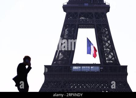 200530 -- PARIS, le 30 mai 2020 -- Un homme passe un coup de fil près de la Tour Eiffel à Paris, France, le 15 mai 2020. l institut national des statistiques de la France, l INSEE, a déclaré le 29 mai que le PIB du produit intérieur brut de la France avait été revu à la baisse de 0,5 point à moins 5,3 pour cent pour les trois premiers mois de l année. FRANCE-PARIS-ECONOMIE-PIB GaoxJing PUBLICATIONxNOTxINxCHN Banque D'Images