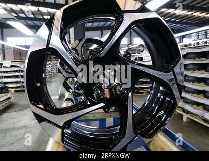 200530 -- BEIJING, 30 mai 2020 -- les membres du personnel vérifient les pièces automobiles dans un atelier d'un fournisseur de pièces automobiles à Qinhuangdao, dans la province du Hebei du nord de la Chine, le 20 avril 2020. Xinhua Headlines : la Chine renforce l'économie mondiale en stabilisant les chaînes d'approvisionnement, en développant la coopération B&R YangxShiyao PUBLICATIONxNOTxINxCHN Banque D'Images