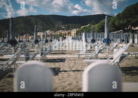 200530 -- GÊNES, le 30 mai 2020 Xinhua -- des chaises longues et des parasols sont installés sur une plage de Gênes, Italie, le 29 mai 2020. Après que certaines restrictions sur la circulation des personnes imposées depuis mars 10 avec le confinement ont été progressivement levées ces dernières semaines, voyager dans la même région de résidence n'a été autorisé qu'à partir de mai 18. La prochaine étape dans le calendrier officiel du gouvernement serait, en fait, de rouvrir le déménagement entre les régions italiennes d'ici juin 3. Photo de Federico Tardito/Xinhua ITALIE-GÊNES-PLAGE-RÉOUVERTURE-PRÉPARATION PUBLICATIONxNOTxINxCHN Banque D'Images